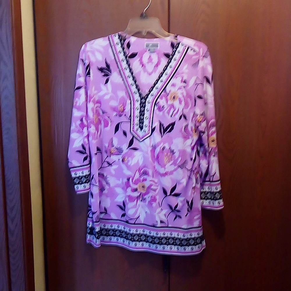 Colorful snazzy top L from a smoke free home